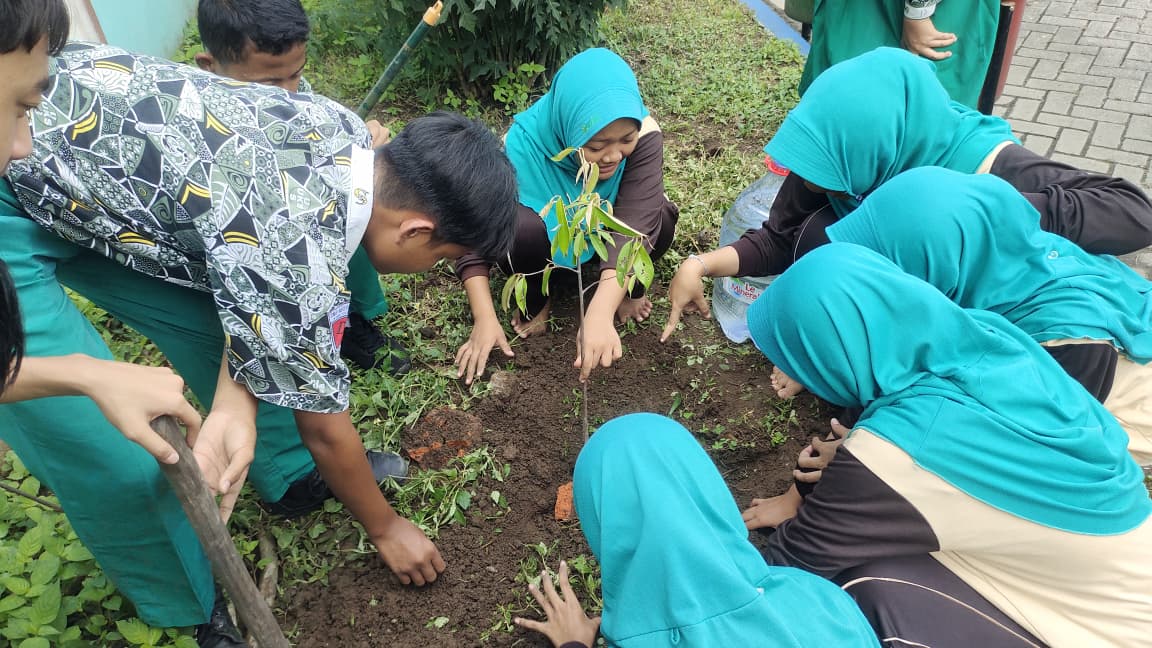 kegiatan penanaman pohon dalam program adiwiyata