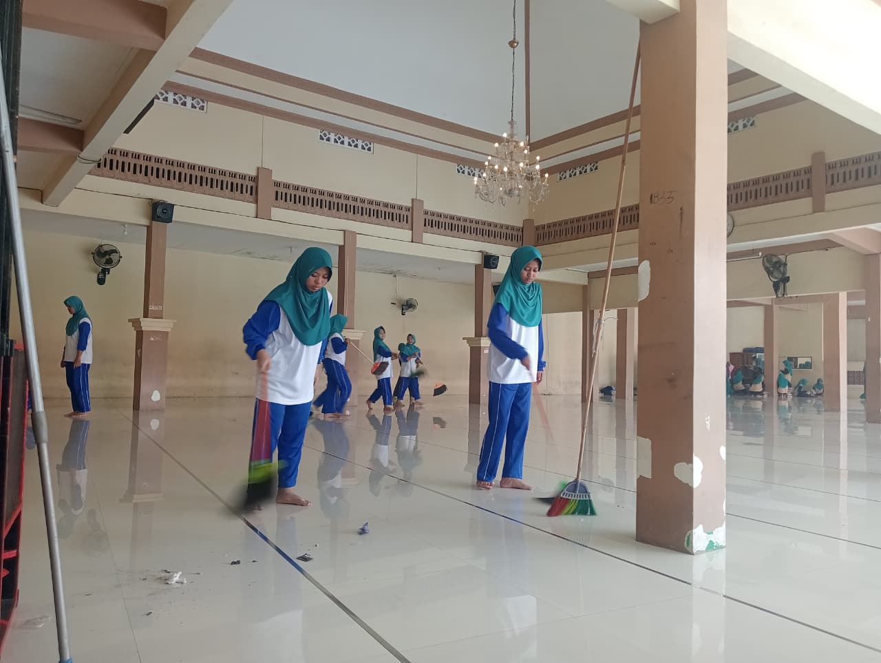 Kegiatan Siswa Membersihkan Masjid